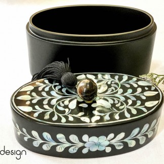 Lacquer oval box with mother of pearl details (big size)